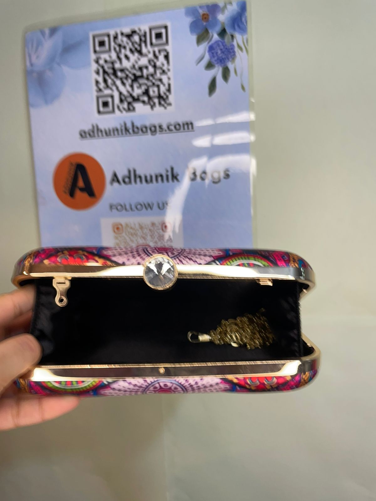 AMBER CHAIN CLUTCH