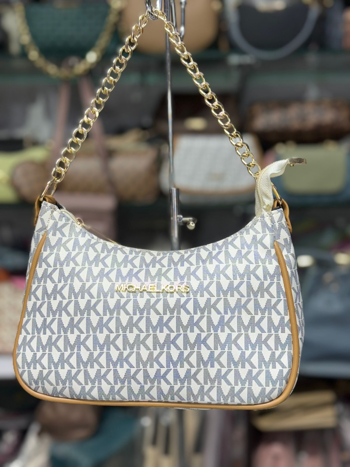 SIGNATURE SLING BAG